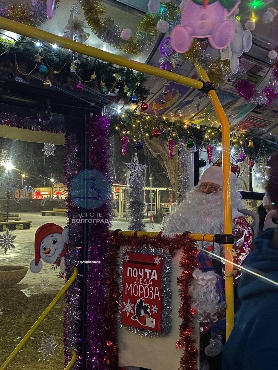 Посмотрите, какой новогодний автобус катается в Волжском и дарит ощущение предстоящего праздника всем пассажирам! 👏🤩