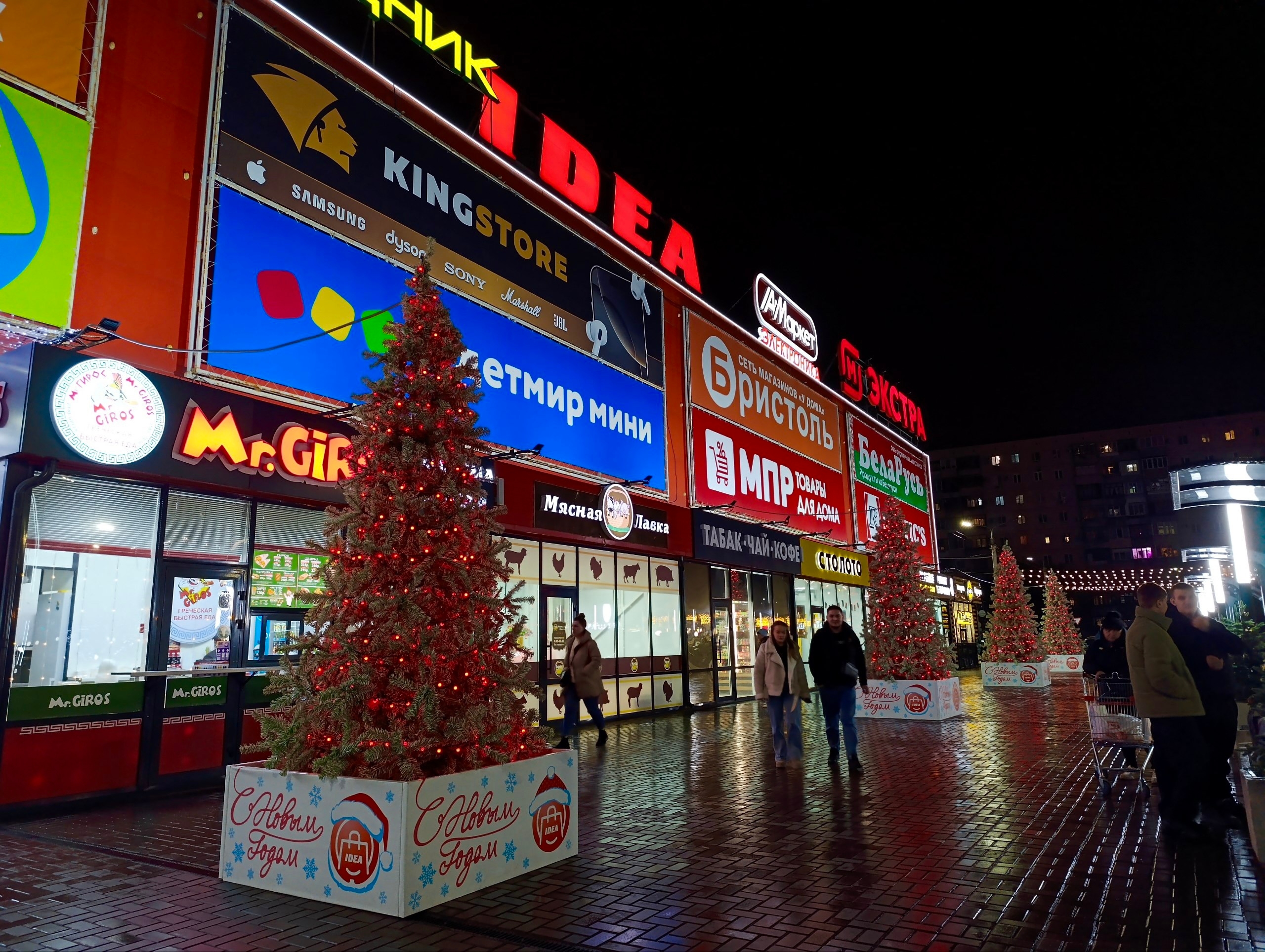 Новогодняя атмосфера у ТЦ «Идея» 🎄