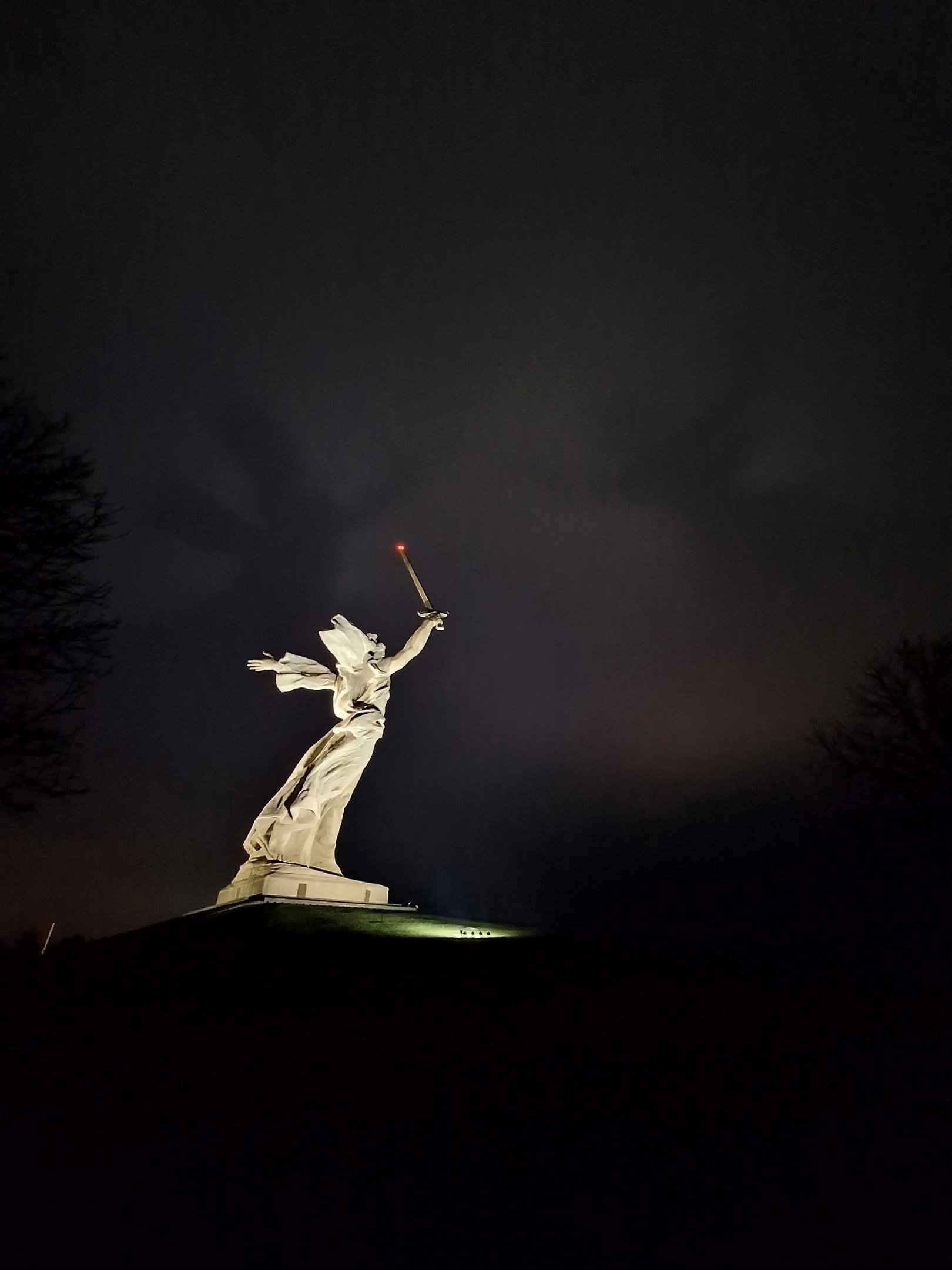 [https://vk.com/wall578457616_8382|Валентина Михалченкова] из Волгограда сделала потрясающее фото: двойное отражение тени скульптуры «Родина…