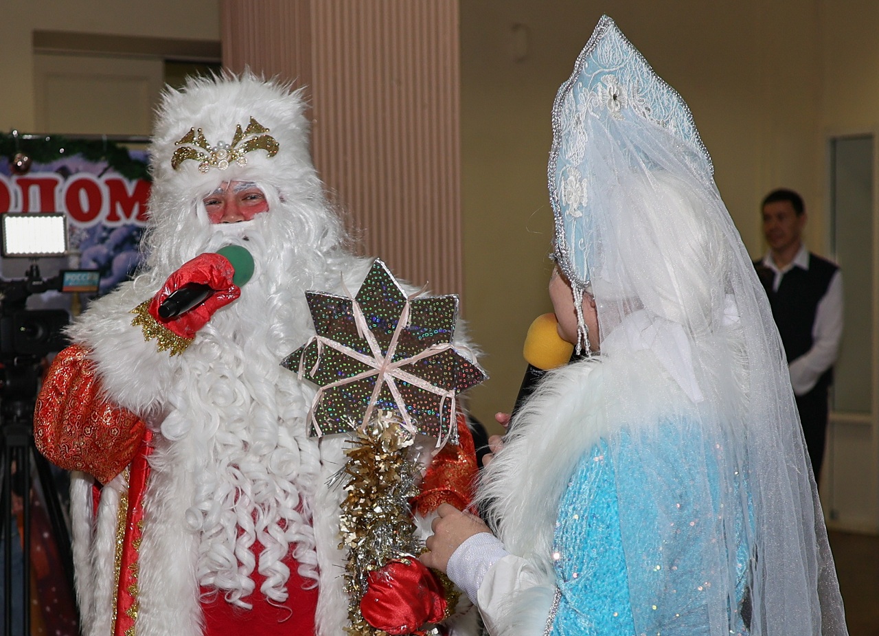 Дед Мороз и сладкие подарки: в Волгограде прошла новогодняя ёлка для детей в рамках партпроекта