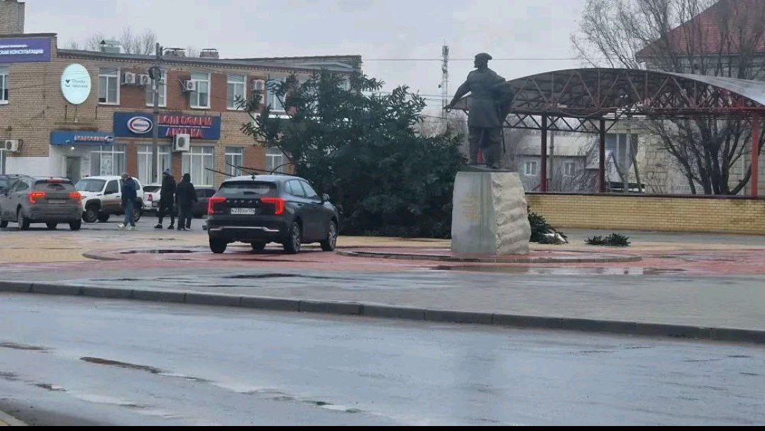 В центре Средней Ахтубы рухнула новогодняя елка.