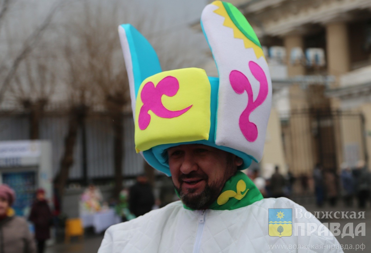 С ведром ледяной воды – на забег Дедов Морозов: в волжском парке «Гидростроитель» стартовала череда праздничных мероприятий