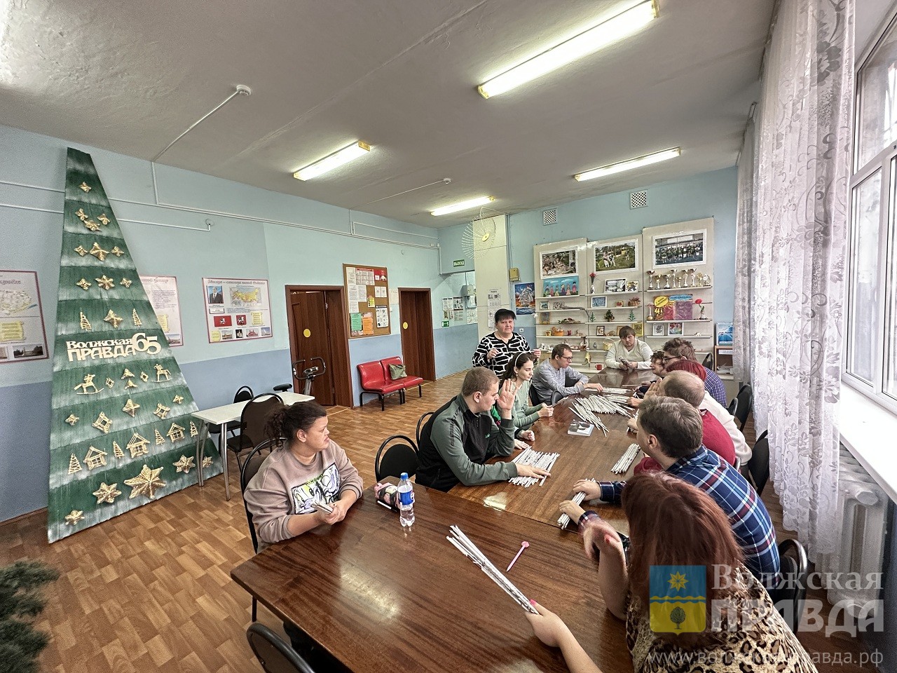 Даёшь колючий рекорд России! В Волжском создали самую высокую ёлку из бумажной лозы в истории