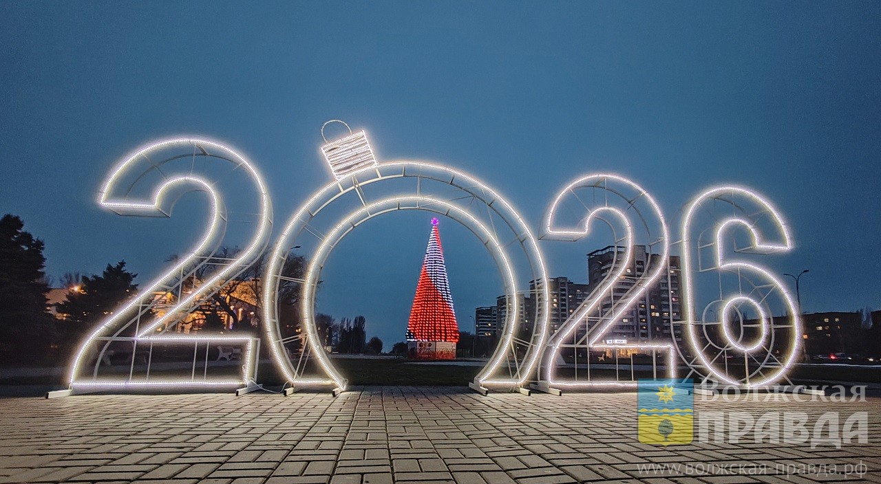 Новогодний 3Д-декор: в Волжском появилась новая фотозона с промышленными катушками