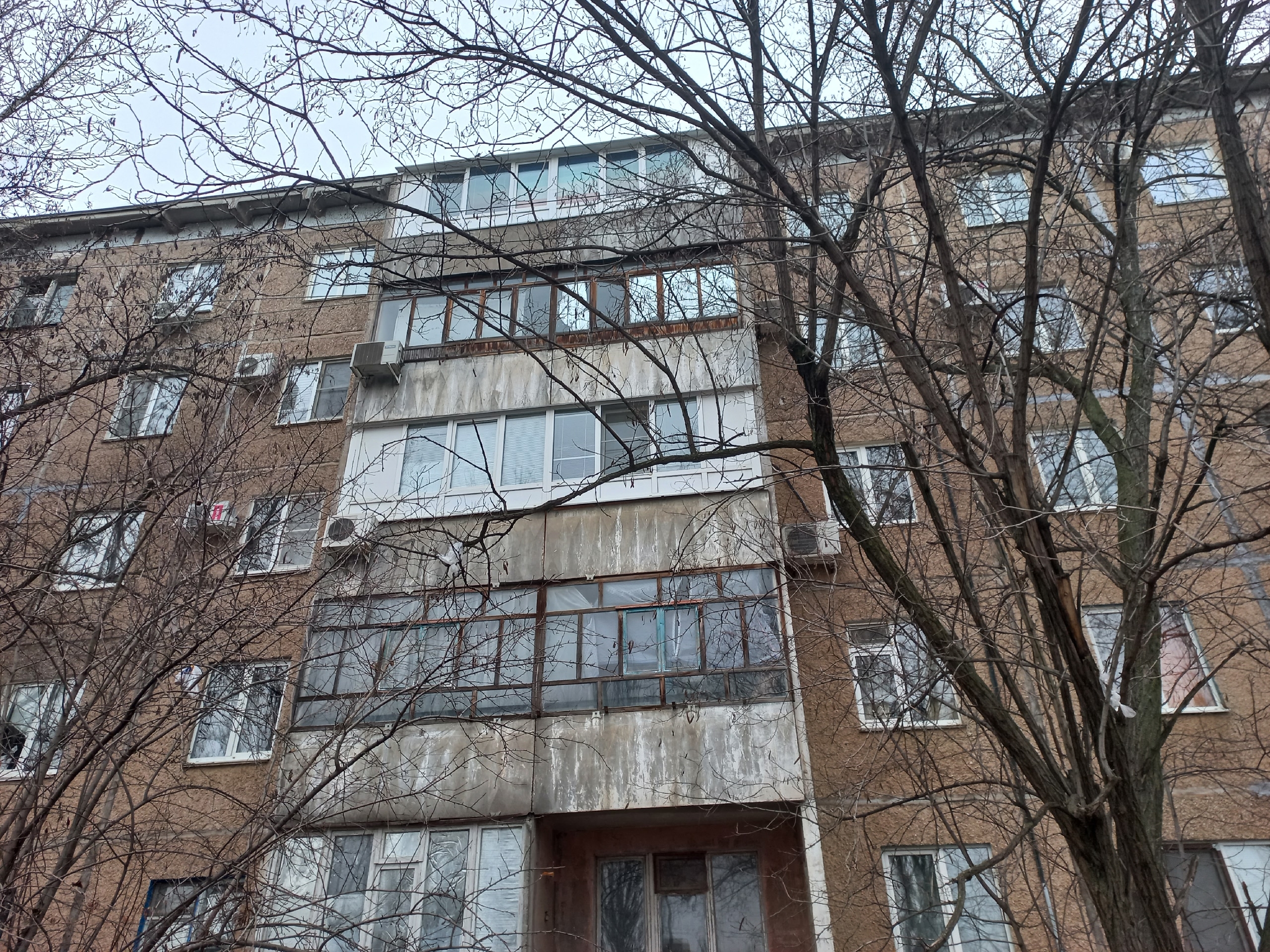 Недавно, в обед шла по пешеходной дорожке и чётко в меня прилетел пакет с водой. Когда повернулась в сторону откуда кидали пакет резко закры…