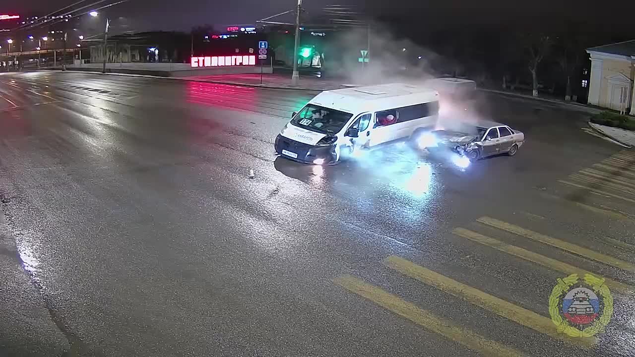 🛞«Приора» влетела в маршрутку в Волгограде