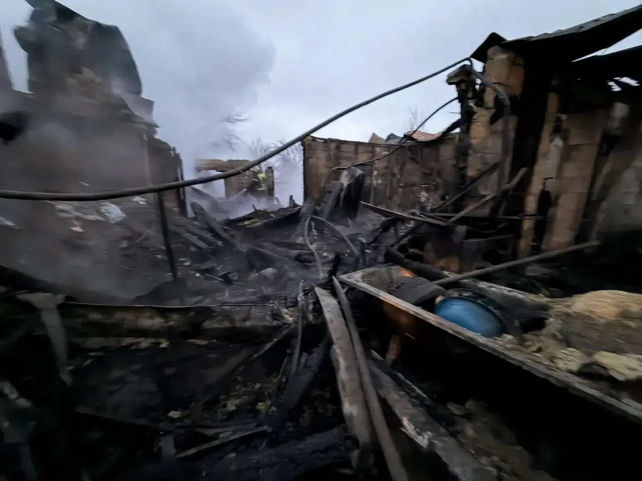 Младший погиб, средние в больнице, родители в реанимации: пожар под Волгоградом едва не убил всю семью