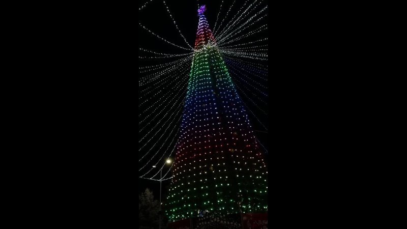 ✨ Над главной елкой Волжского зажглось звездное небо ✨