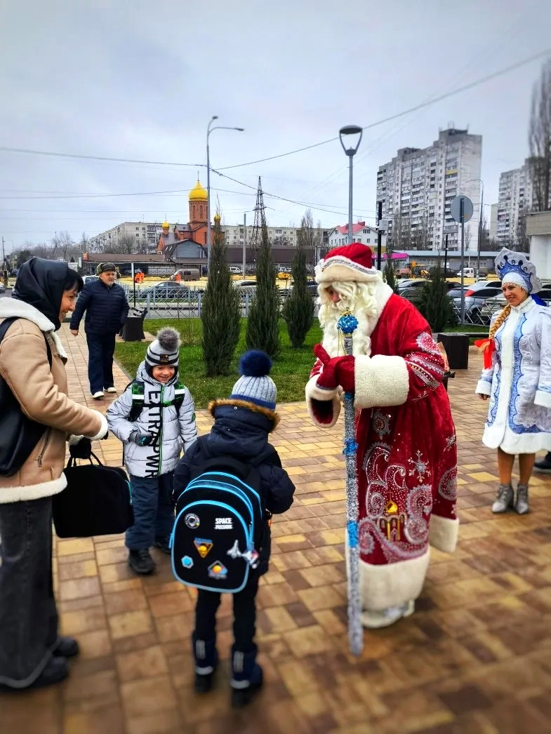 Тем временем в Советском районе Дед Мороз и Снегурочка разгуливают по улице, даря радость и поздравляя маленьких детей с наступающим Новым г…