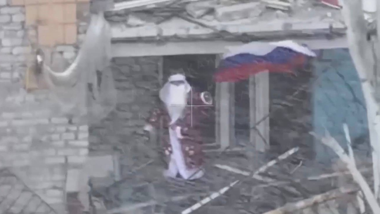 Запрещённый на Украине Дед Мороз вернулся в теперь уже бывший украинский Мирноград, чтобы поднять русский флаг над Димитровом 🇷🇺