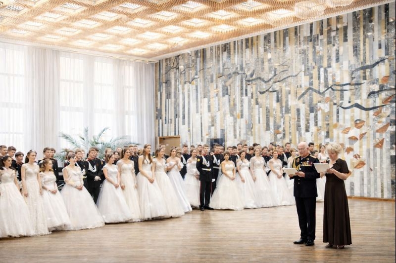 В Волжском состоялся 13-й традиционный кадетский новогодний бал 🎩✨, который стал ярким завершением Года защитника Отечества. На нём танцевал…