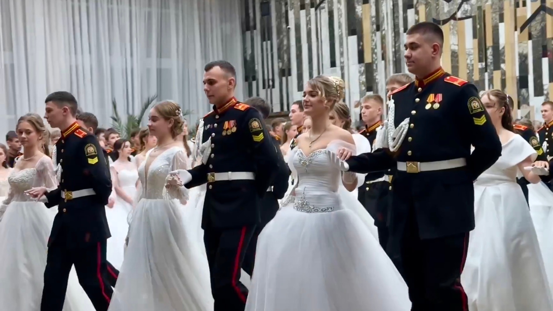 ✨ Волжский вновь окунулся в эпоху мундиров и изящных платьев