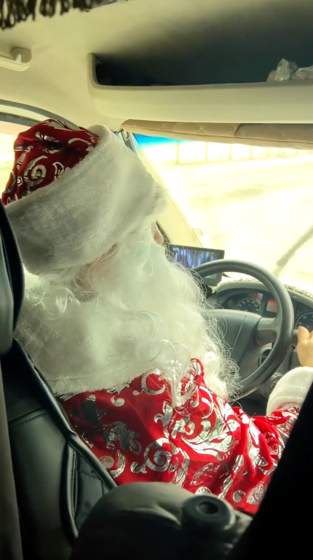 Вот такая прикольная новогодняя маршрутка с водителем Дедом Морозом ездила сегодня в Красноармейском районе! 👏🤩