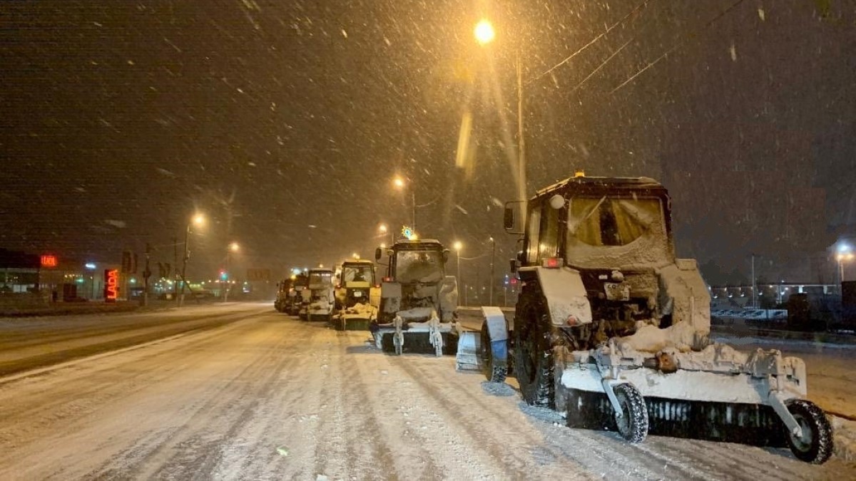 Уберите машины с обочин: коммунальная техника Волжского работает непрерывно