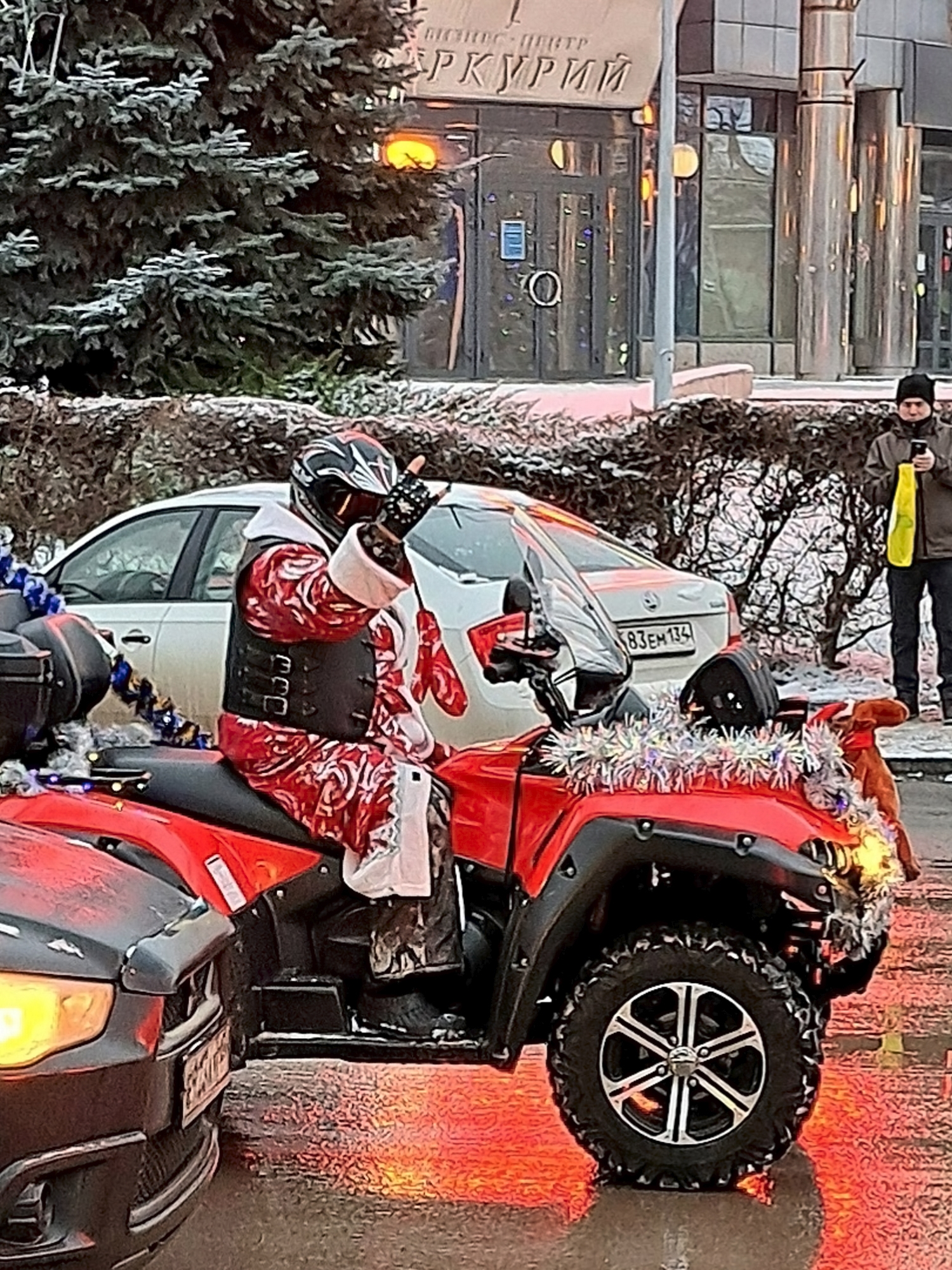Вот такого прикольного байкера в костюме Деда Мороза встретил на остановке «Площадь Чекистов» в Ворошиловском районе! 👏🤩