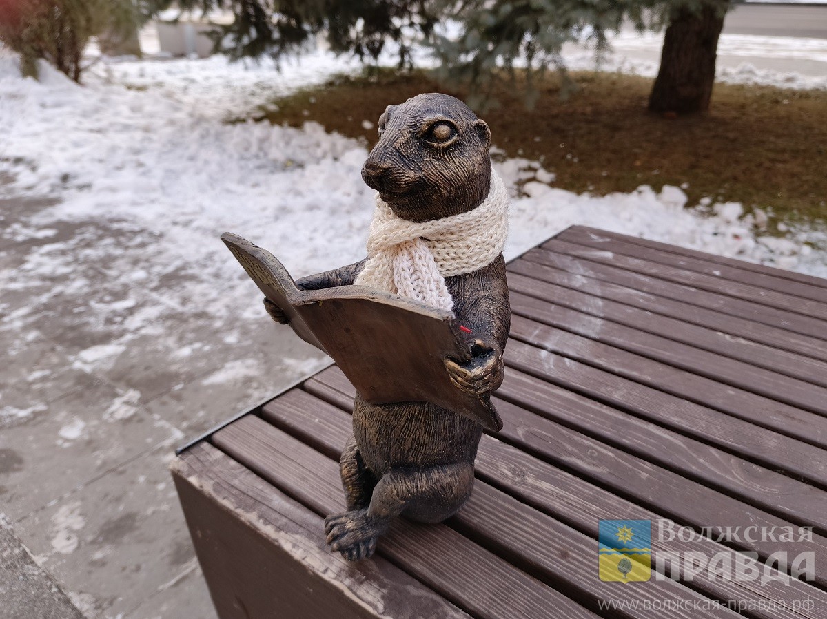 На Выставочном бульваре появился суслик, читающий «Волжскую правду»