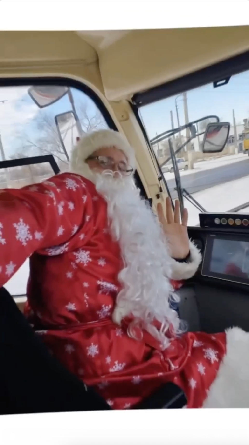 В Красноармейском районе замечен Дед Мороз, который вместо оленей и саней управляет трамваем! 👏🤩