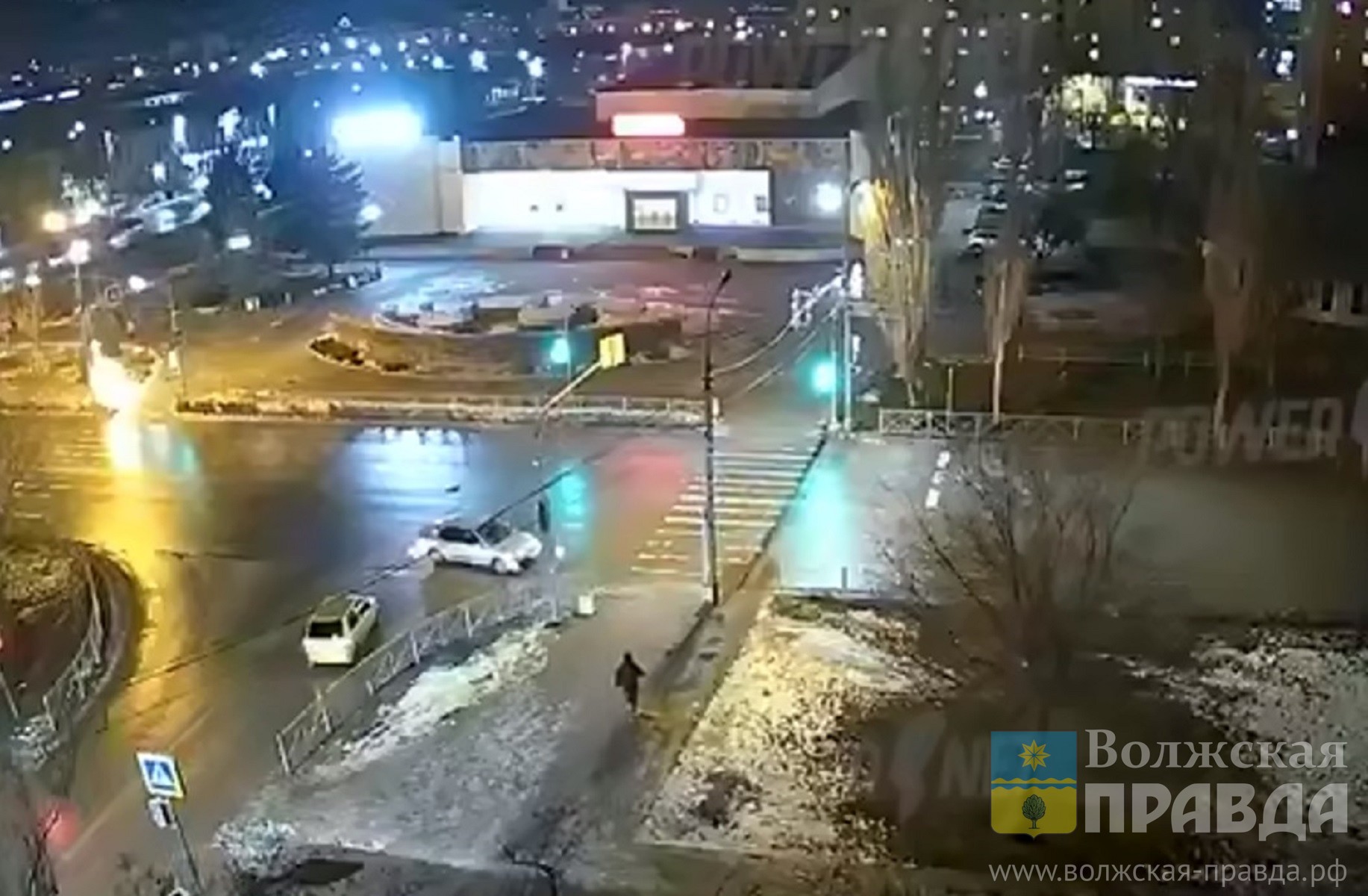 Обе – на красный: в Волжском две легковые проигнорировали запрещающий сигнал и столкнулись