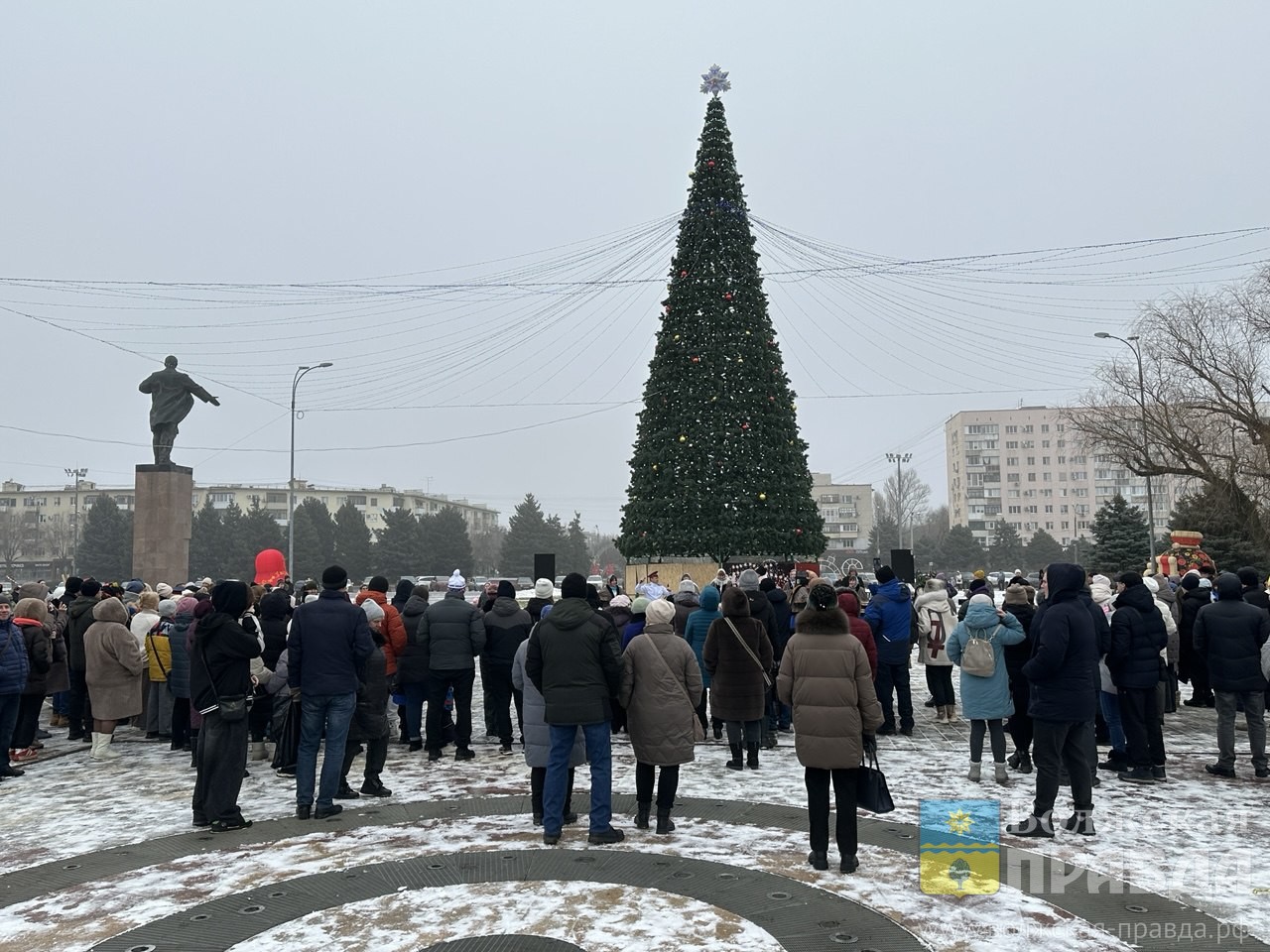 Бои на подушках, конкурс частушек и перетягивание каната: в Волжском прошли Рождественские гуляния