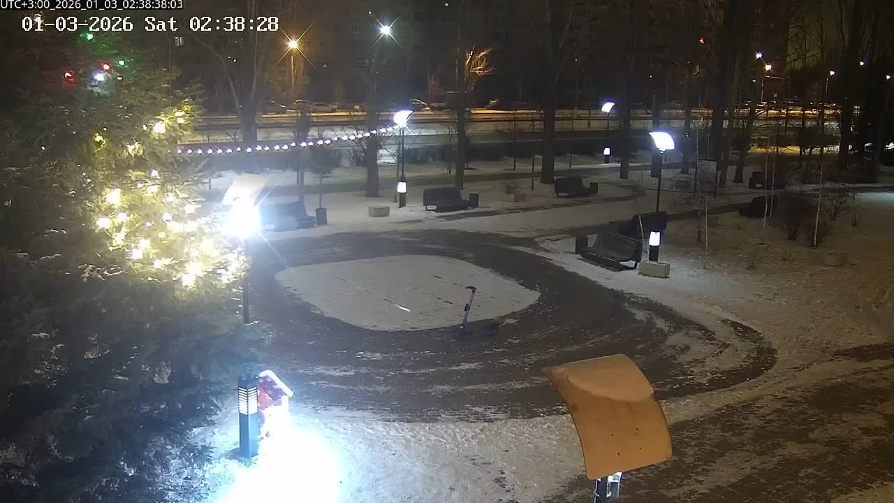 Три настоящие леди. Такие утончённые, что единственное, что им приходит в голову ночью — пойти и ногами разнести световую фигуру в сквере.