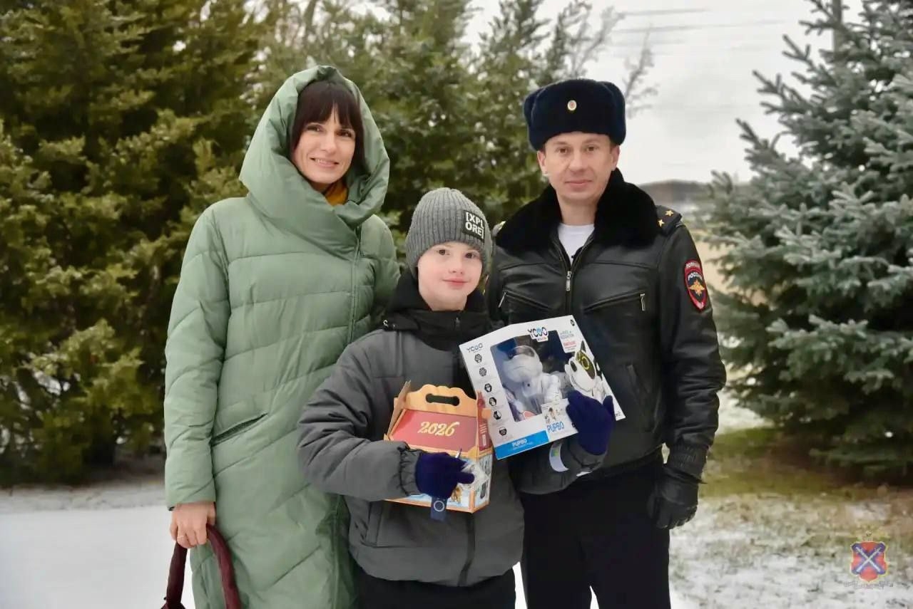 Полицейские Волгограда устроили настоящий новогодний квест для 12-летнего Святослава из Волжского, и вместо простого вручения подарка с «Ёлк…