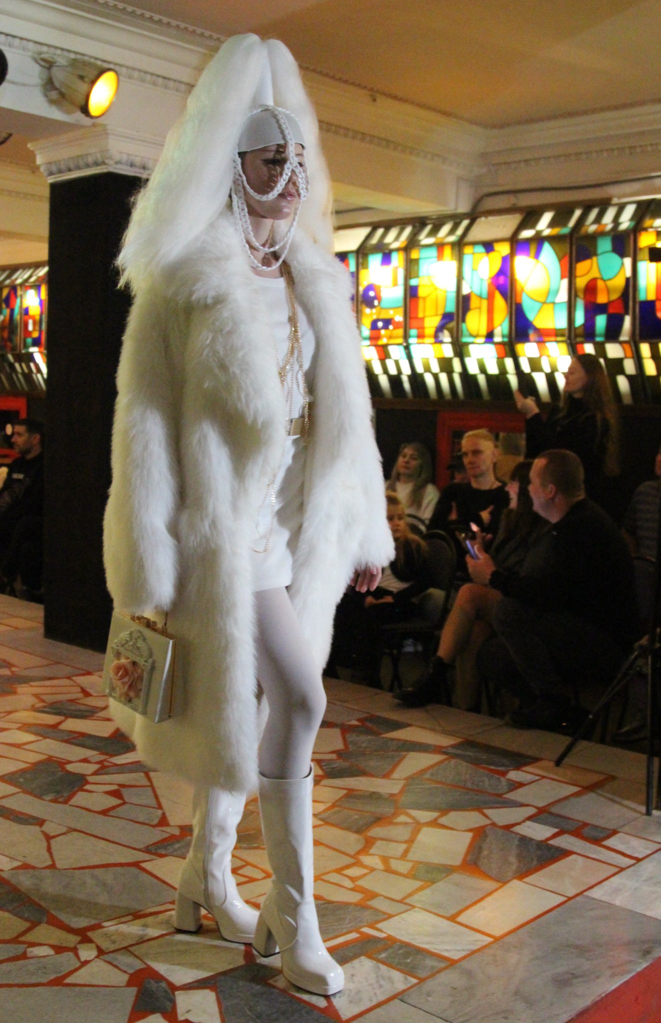 Утюги, боа и цепи: на рождественский подиум в Волжском поднимались акушер, флорист и блогер