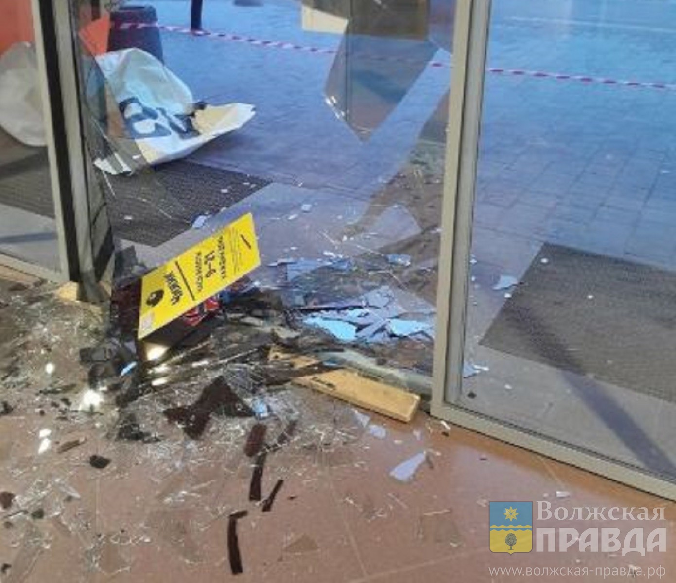 Протаранили витрину: лихачи на квадроцикле не попали в двери волгоградского ТЦ «Такой»