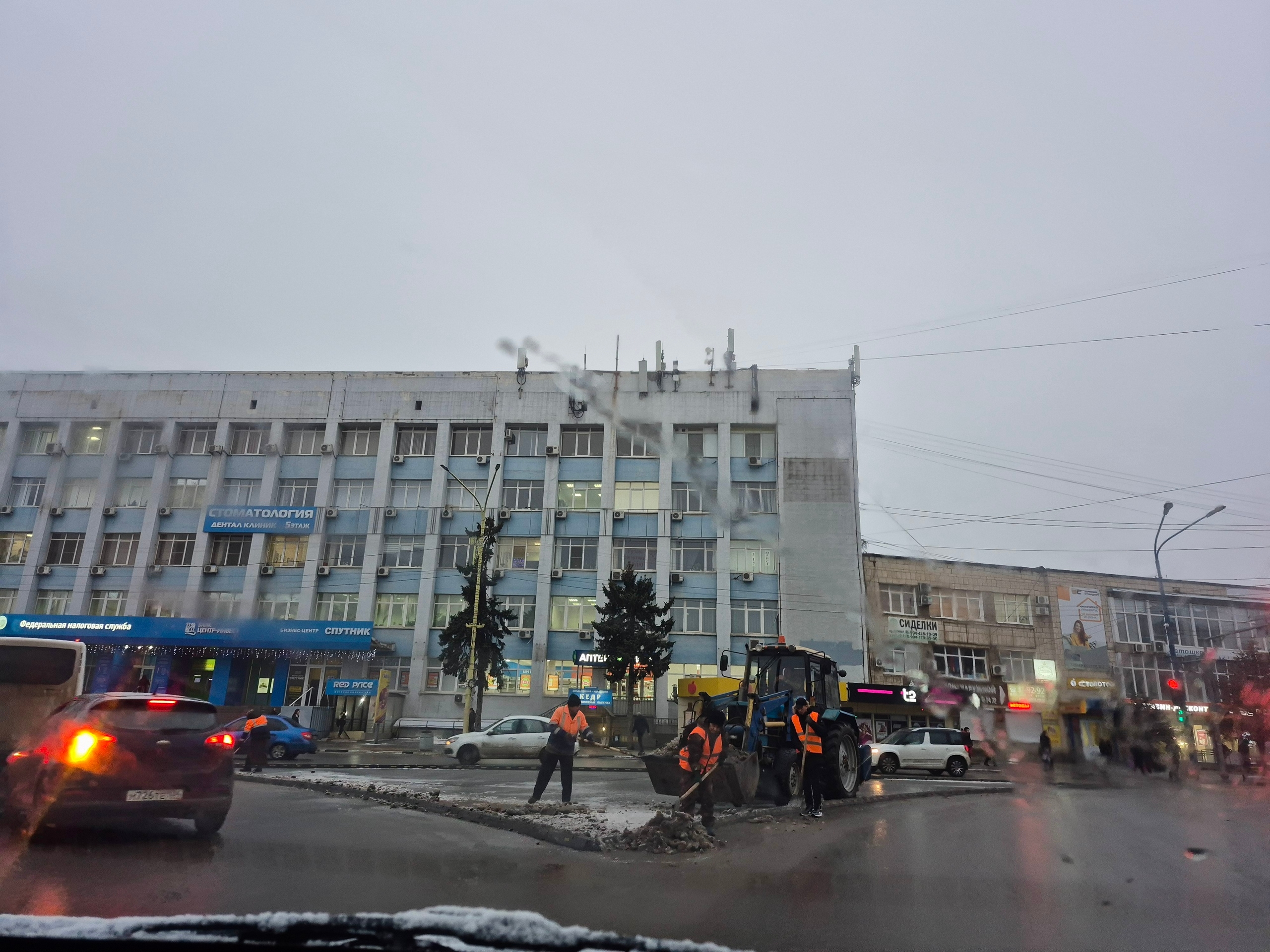 🧊 В Волжском продолжается расчистка дорог от наледи