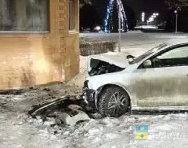 «Башня» оказалась прочней: в Волжском «Фольксваген Джетта» едва не снёс строение у ЗОСа