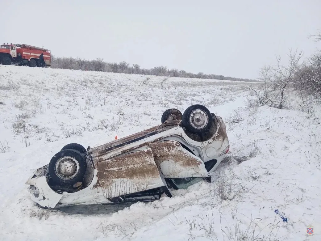 Водитель мёртв, пассажиры в больнице: под Волгоградом «Лада Иксрэй» слетела с трассы и опрокинулась
