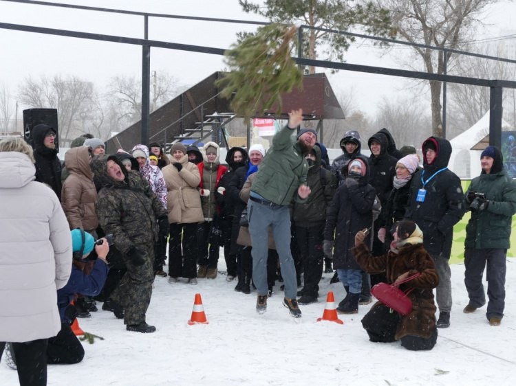 В Волжском прошёл благотворительный фестиваль «ДоброЁлки» 🎄✨. Организаторы собирали средства на реабилитацию 21 ребёнка из центра «Шаг за ша…