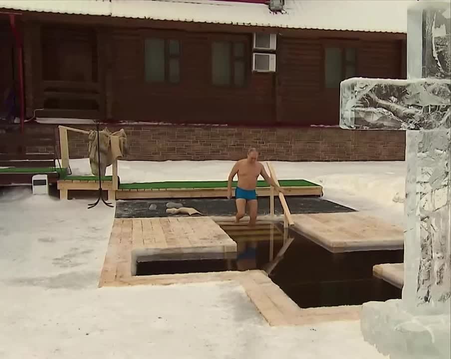 Наш Президент традиционно окунулся в прорубь на Крещение  🙏
