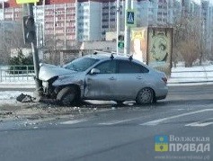 Колёса сложились, капот обогнул опору светофора: в Волжском еще один водитель протаранил столб