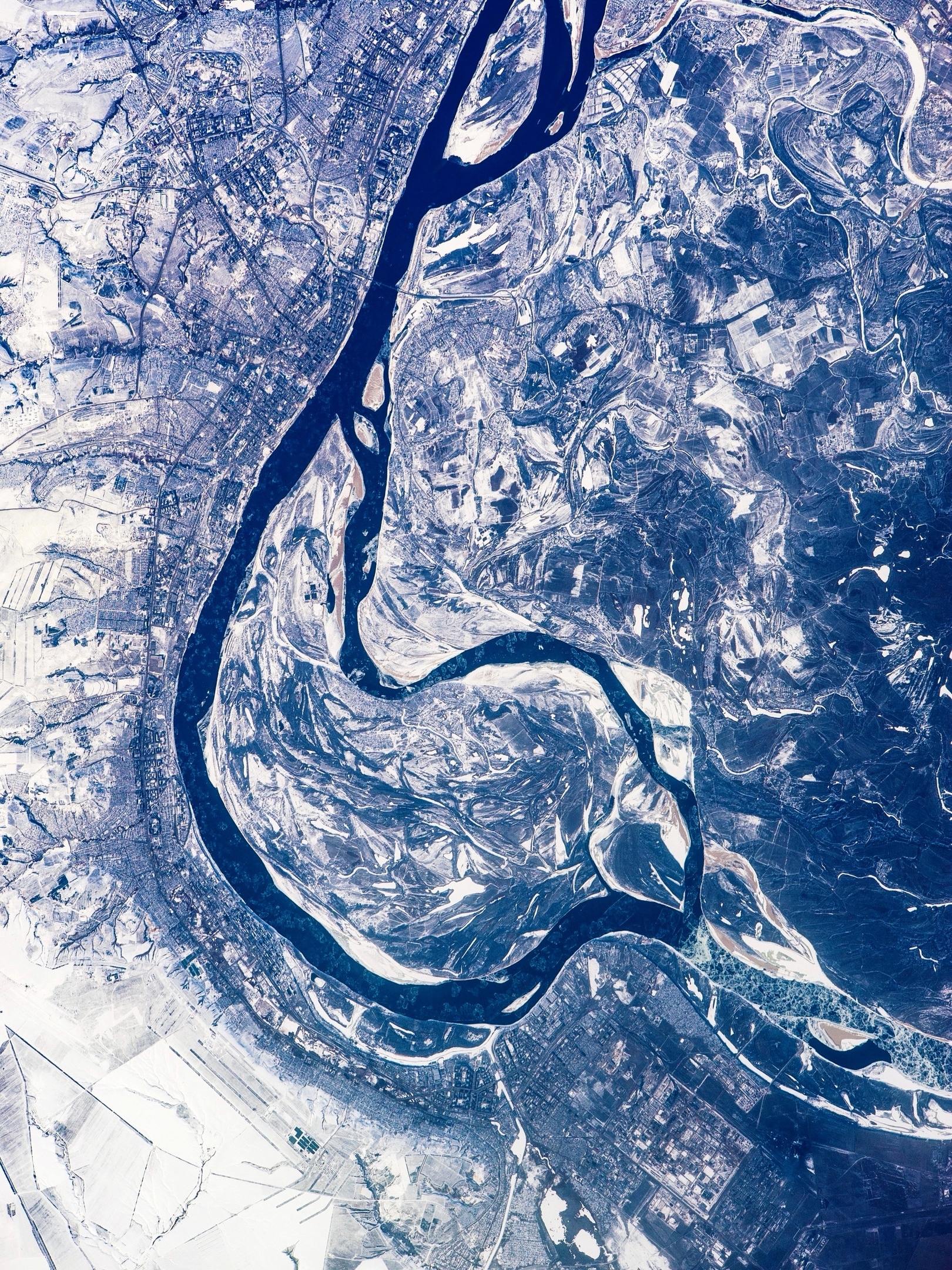 «Волгоград в иллюминаторе!»: известный российский лётчик-космонавт Антон Шкаплеров передаёт привет из космоса заснеженному городу-герою! 👋👨‍…