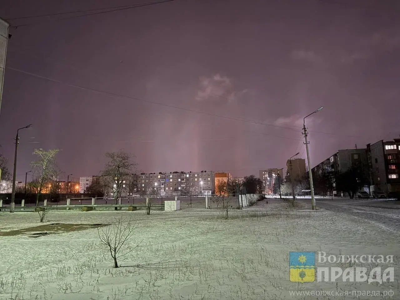 Световые столбы и ореол вокруг солнца над Волжским ✨