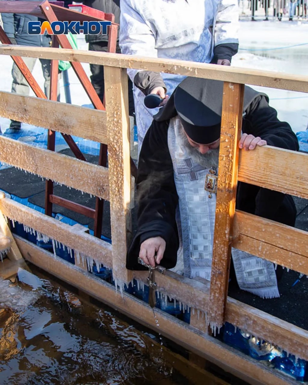Около тысячи волжан совершили крещенское омовение на городском пляже 19 января 💧