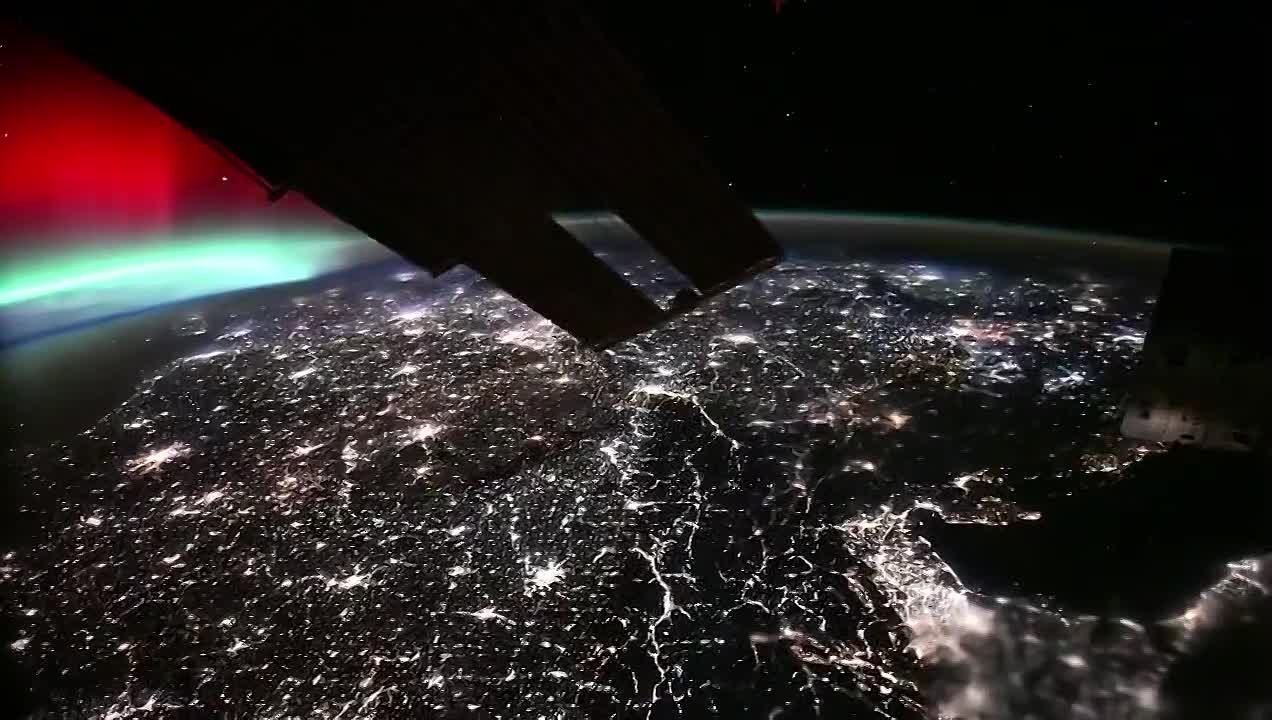 Завораживающие кадры вчерашнего северного сияния из космоса 😍