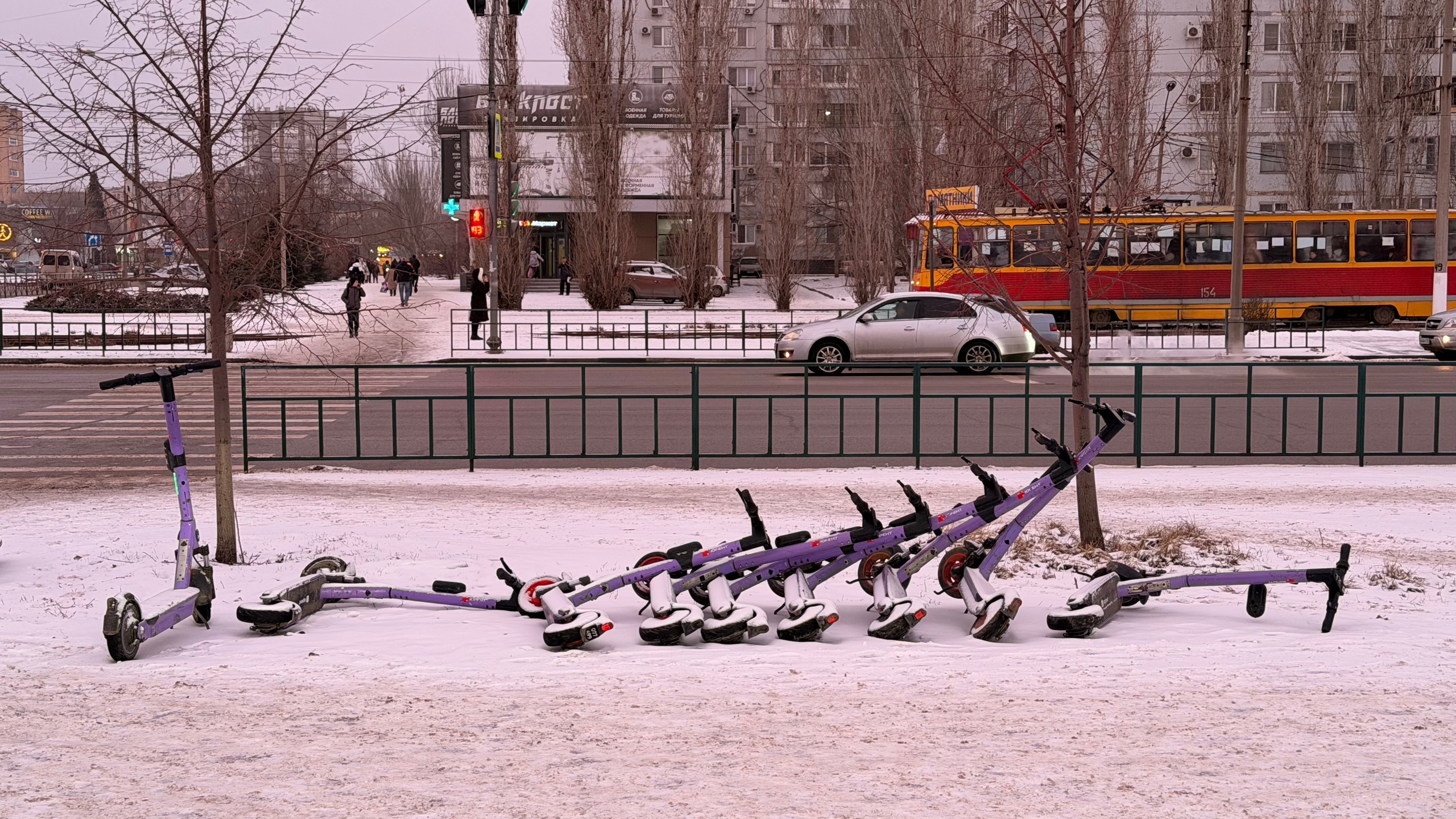 Когда уже мусор вывезут ? Валяется по всему городу 🫣🤪 🛴