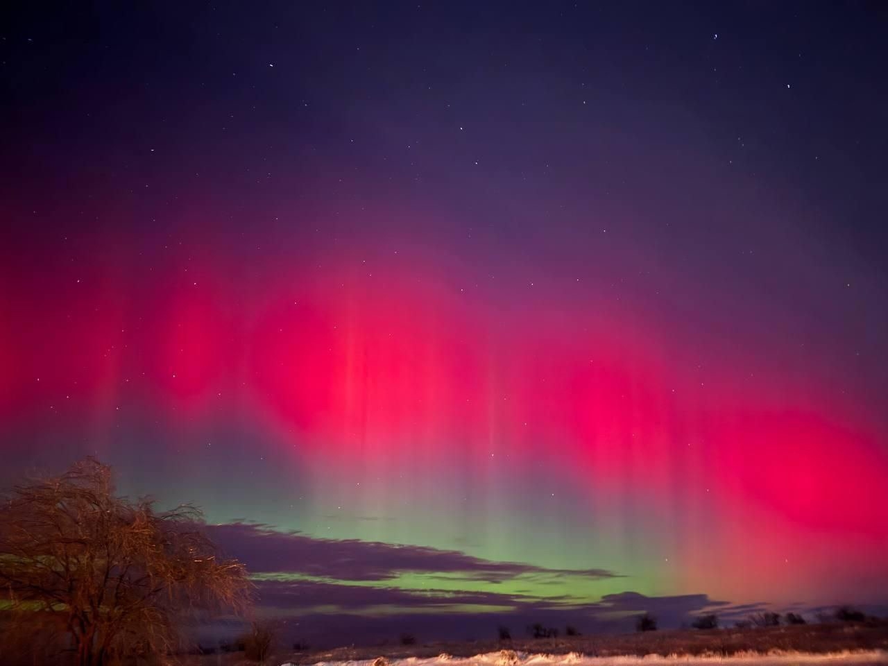 😍 Недавно жители Волгоградской области наблюдали яркое свечение в небе, похожее на северное сияние.