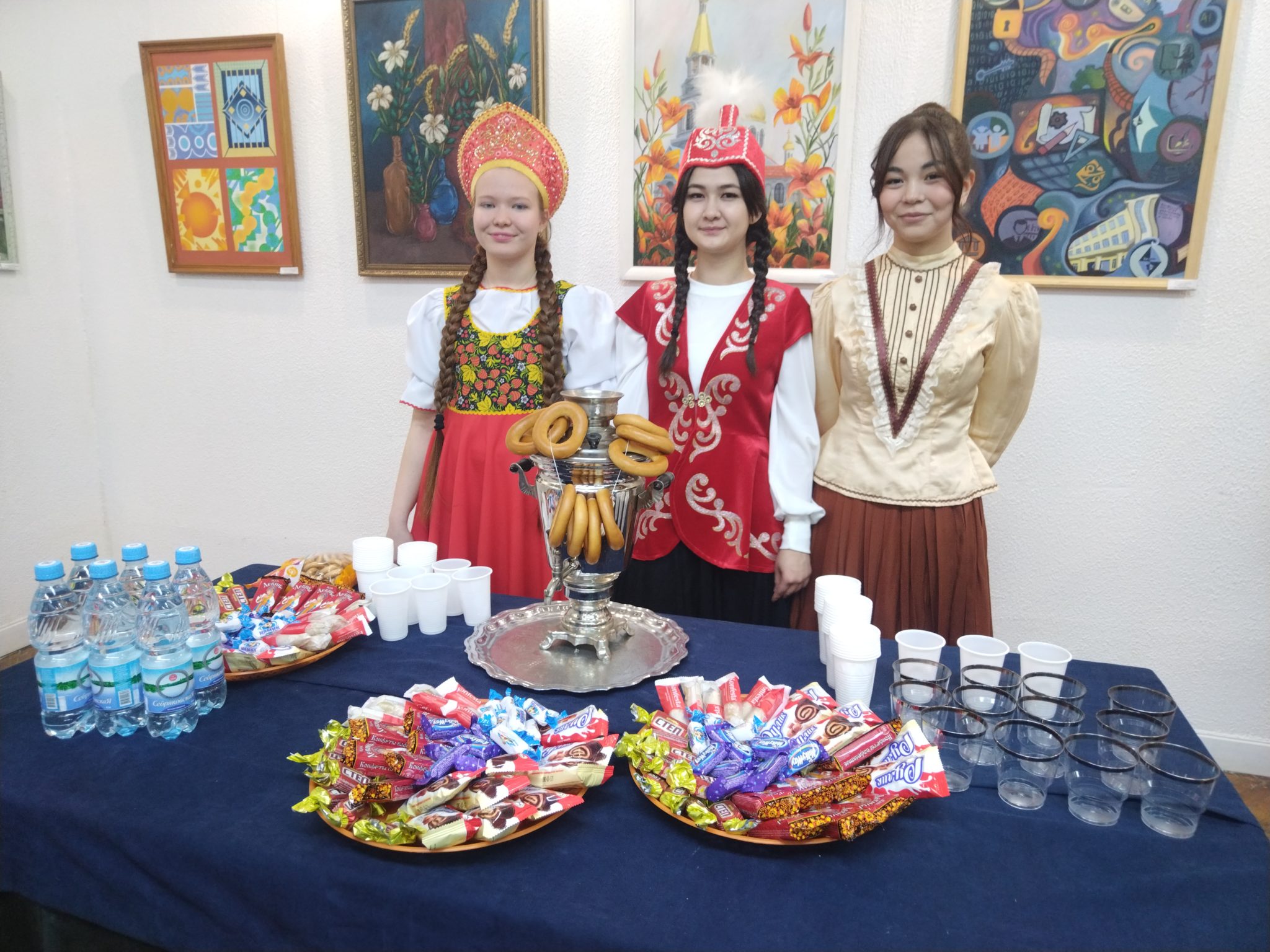 Апельсины радости и искусство будущего: в Волжском открылся студенческий вернисаж