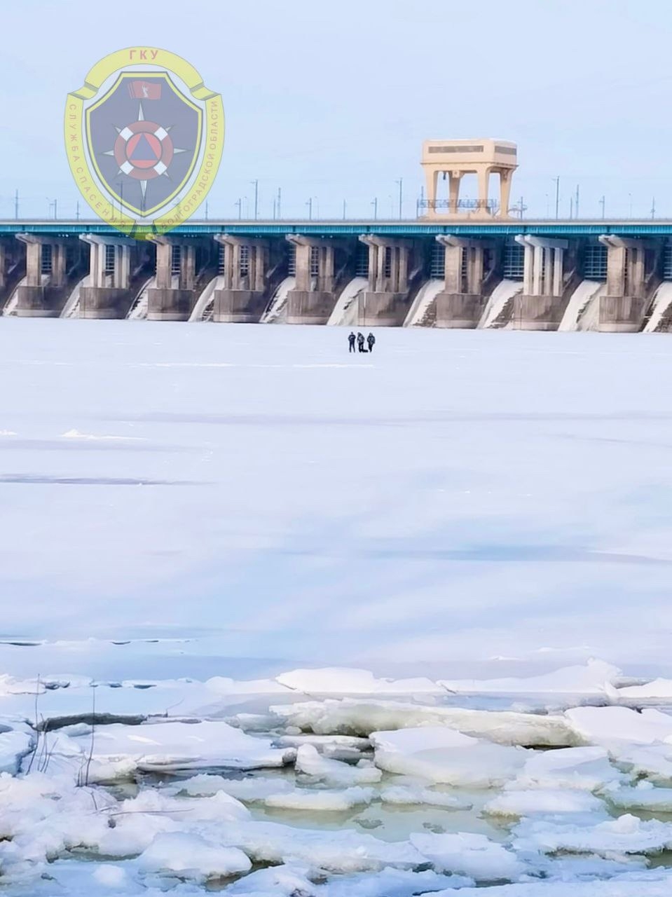 Троих рыбаков пришлось спасать у Волжской ГЭС от огромной полыньи