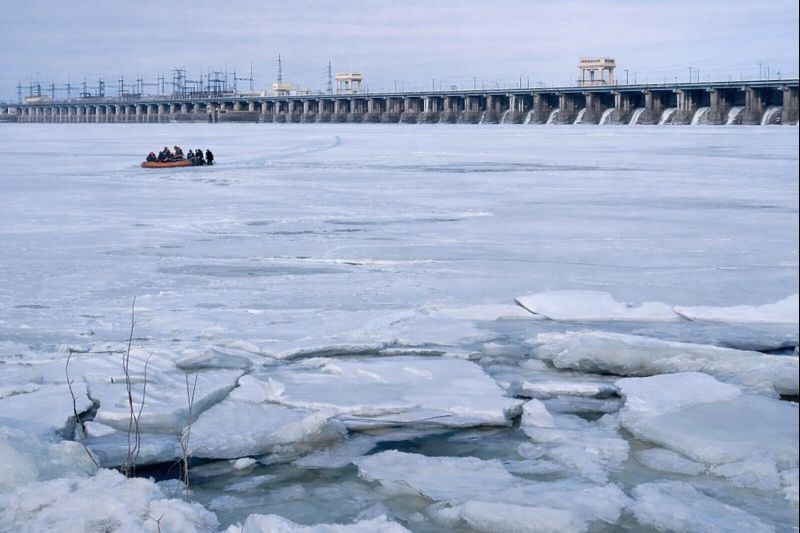 Троих рыбаков, отправившихся за уловом к Волжской ГЭС, сняли со льда спасатели. В любой момент мужчины рисковали оказаться в ледяной воде, н…