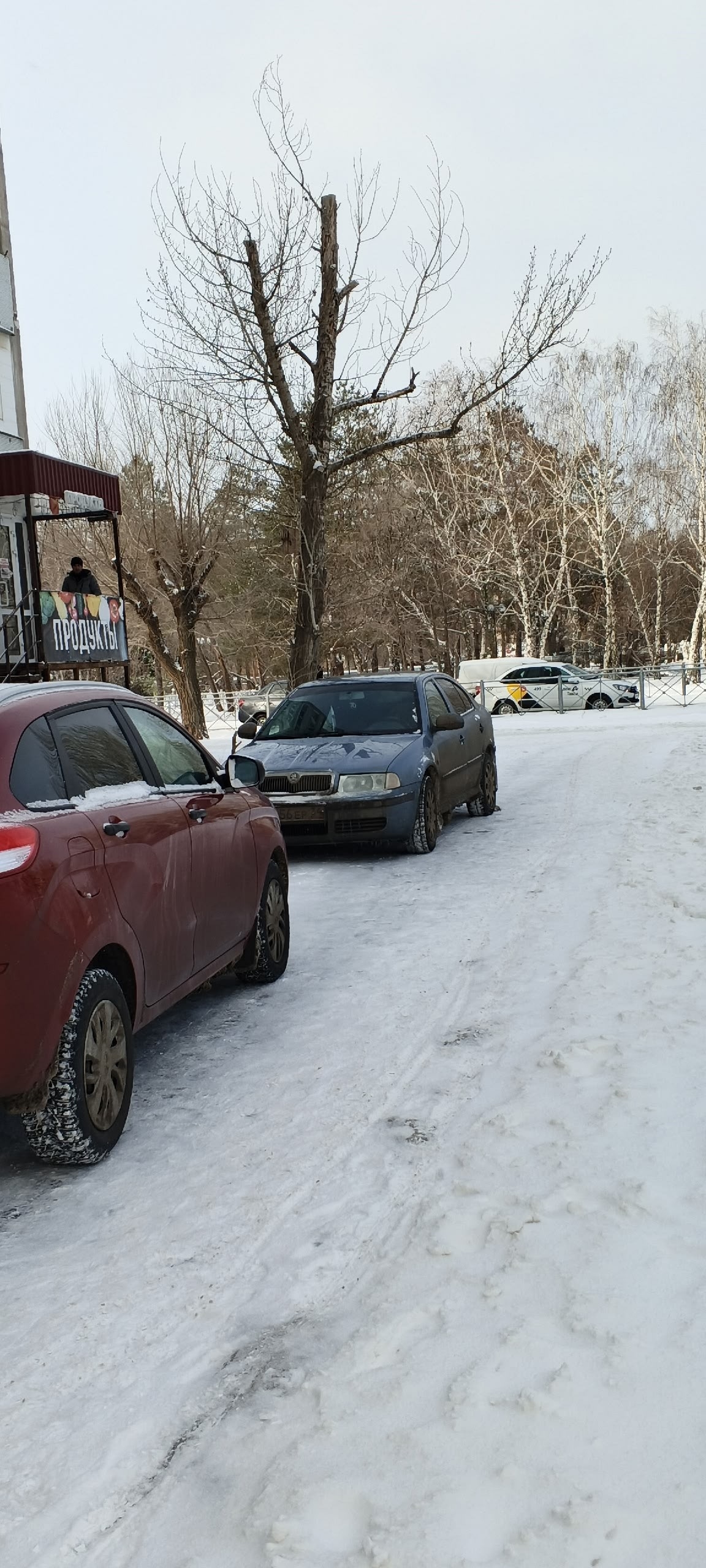 Здравствуйте хочу обратить  внимание на эти две Машины  мира 16 на тратуаре постоянно стоят машины не пройти не проехать хочу чтоб администр…