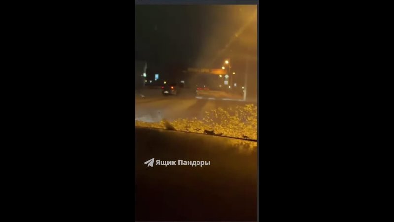 Еще один водятел дрифтует по скользким дорогам 😡