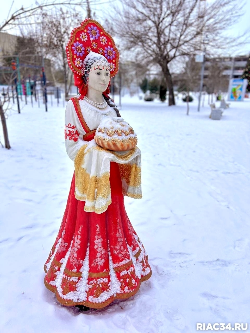 Как здорово на фоне белого снега смотрятся яркие фигуры мультяшных героев в парке «Сказка» в Ворошиловском районе! 👏🤩