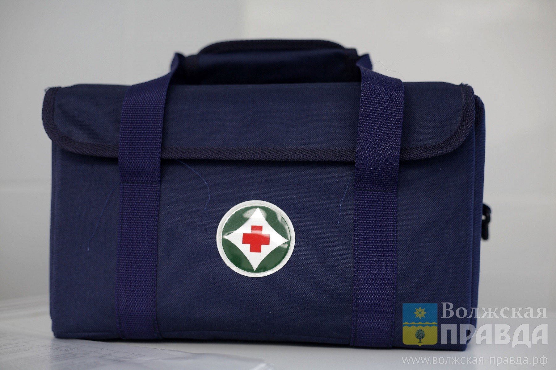 Задом, на «семёрке»: в Волжском на парковке у «Магнита» пенсионер сбил женщину