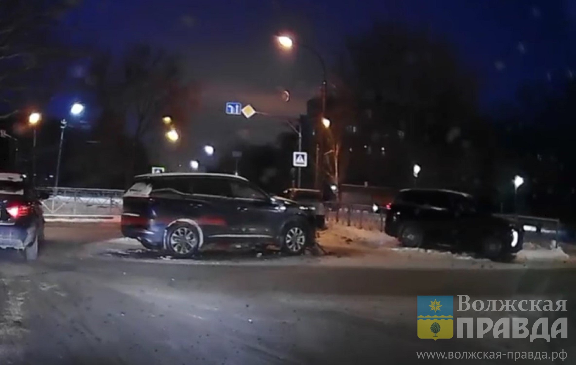 В Волжском снова засветилось «квадратное» кольцо улиц Дружбы и Пионерской