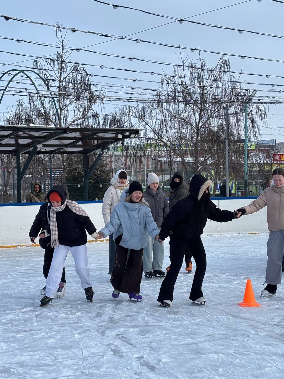 Волжские студенты отметили свой главный праздник на традиционной спортивно-развлекательной программе «Горячий лёд» 🔥⛸️