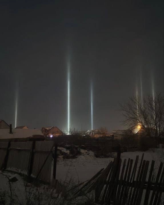 И вновь в Волгограде повсюду замечены световые столбы…