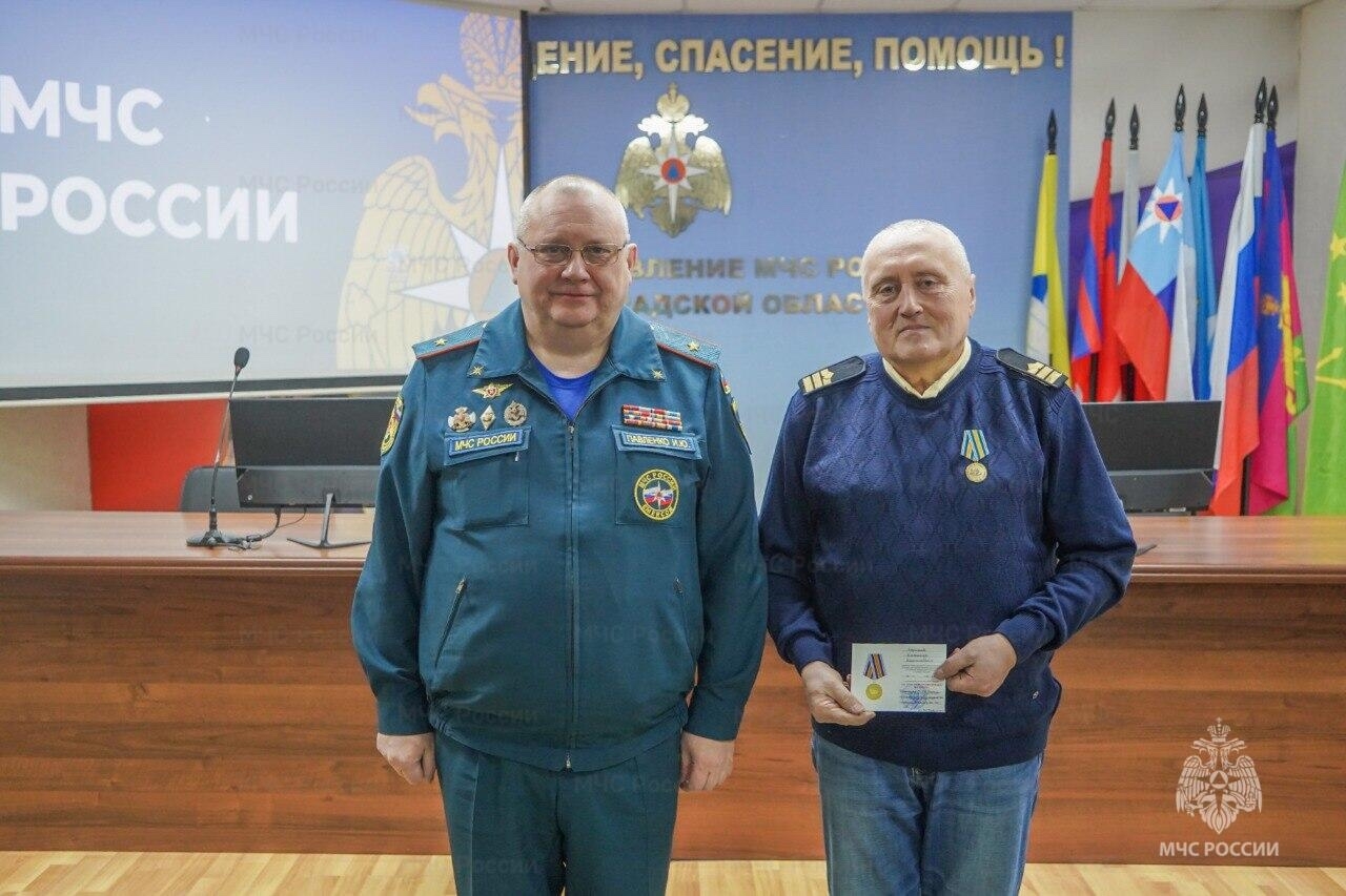 Капитана теплохода «Москва 172» Александра Абрамова наградили медалью 🏅 за спасение на Волге отца и сына-байдарочников, которые начали тонут…